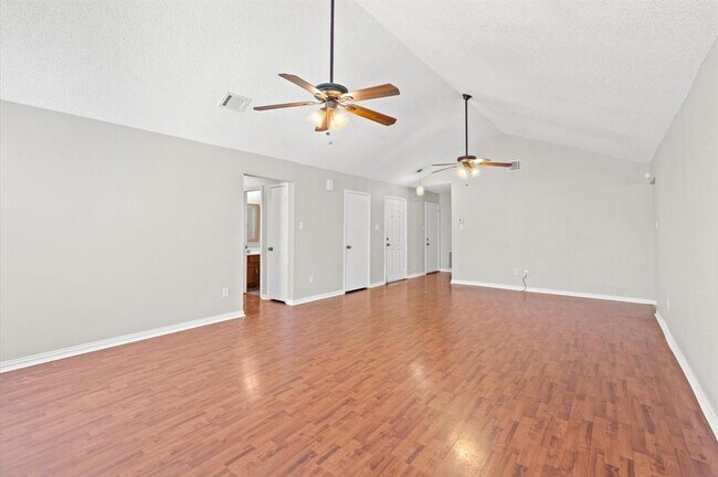 Foto del edificio - 23806 Farm Hill Dr