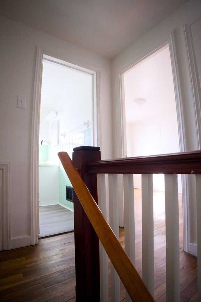 Building Photo - Cute & Cozy Interior Rowhome