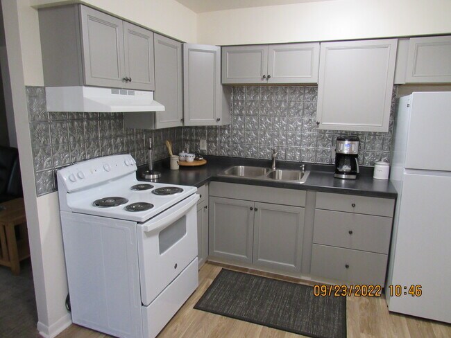 Building Photo - 3500 Oak Tree Dr