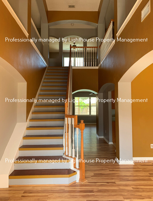 Foto del edificio - Huge 5 bedroom home with pool