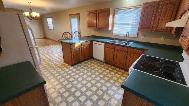 Foto del edificio - 2 Bed, 1 Bath Home with 2 Car Garage, Secl...