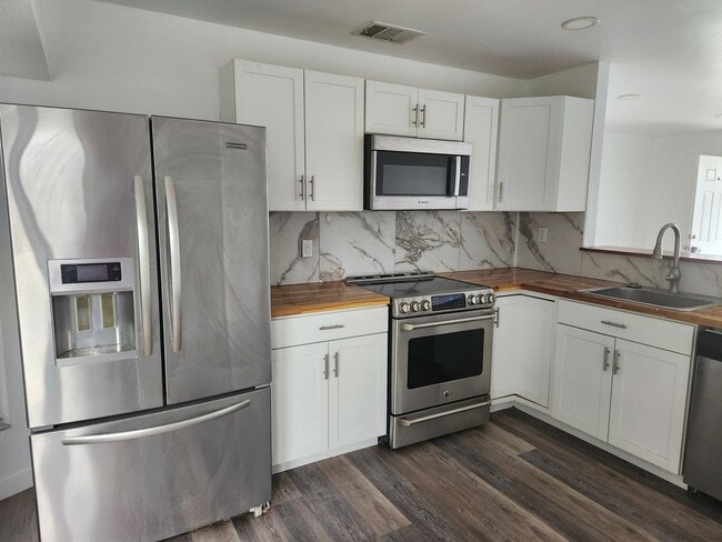 Foto del edificio - 6143 Hester Ave