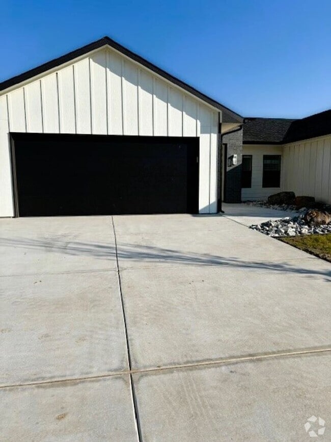 Building Photo - 5216-5218 S Chase Cir