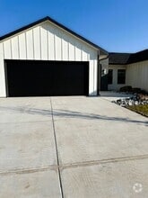 Building Photo - 5216-5218 S Chase Cir