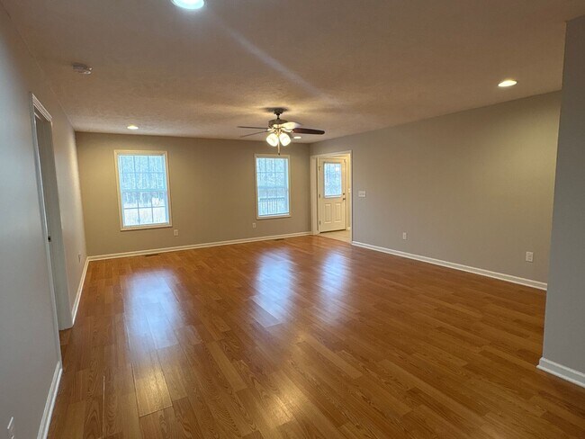 Foto del edificio - Charming 3 Bedroom Home w/ 2-Car Garage Located in Hannah Grace Estates!
