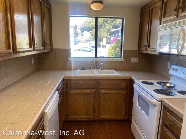 Building Photo - 2 br, 2.5 bath House - 1141 B Ash Street