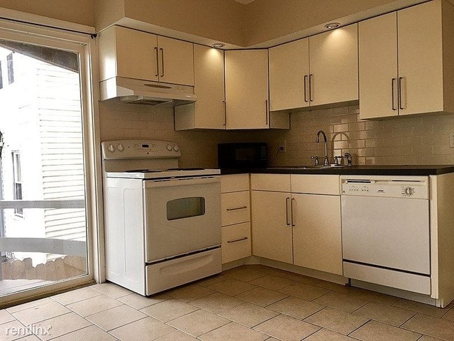 Building Photo - 2 br, 1 bath Apartment - 19 Western Avenue