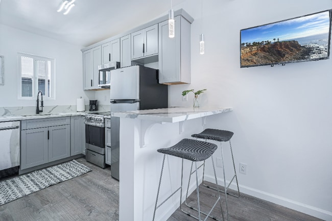 Building Photo - 21 S Venice Blvd