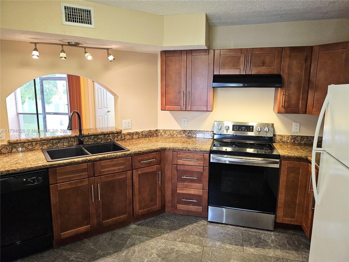 Foto principal - 820 N Franklin Ave