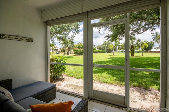 Foto del edificio - 18081 SE Country Club Dr