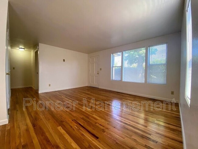 Building Photo - 612 NE Polk St