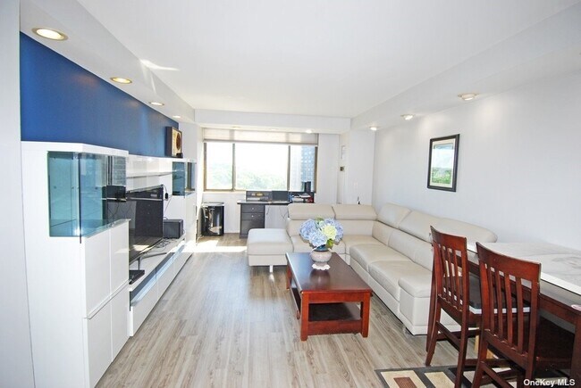 Foto del edificio - 26910 Grand Central Pkwy