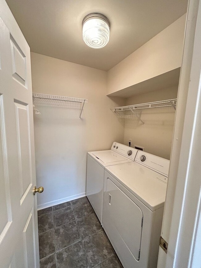 Building Photo - 211 Greenbriar Dr