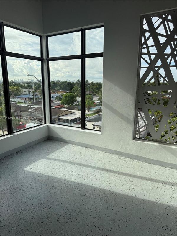 Foto del edificio - 859 E 24th St