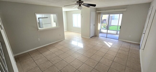 Foto del edificio - 1024 Spring Meadow Dr