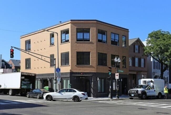 Foto del edificio - 749 E Broadway
