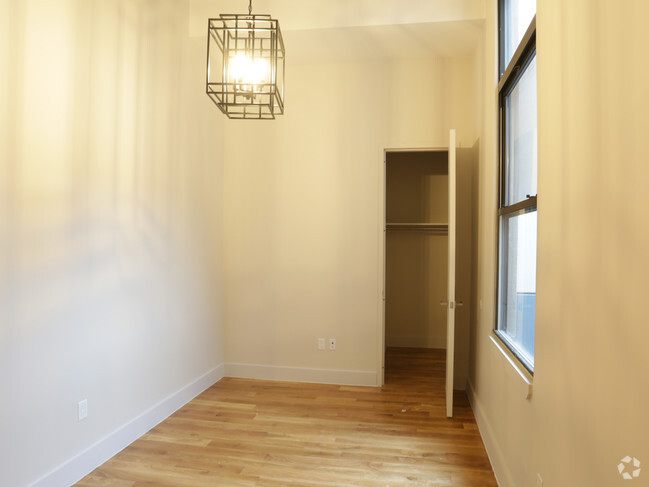 Building Photo - 372 Kosciuszko St