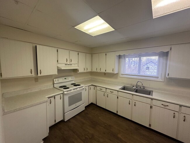 Building Photo - 3 Bedroom Home Available in July