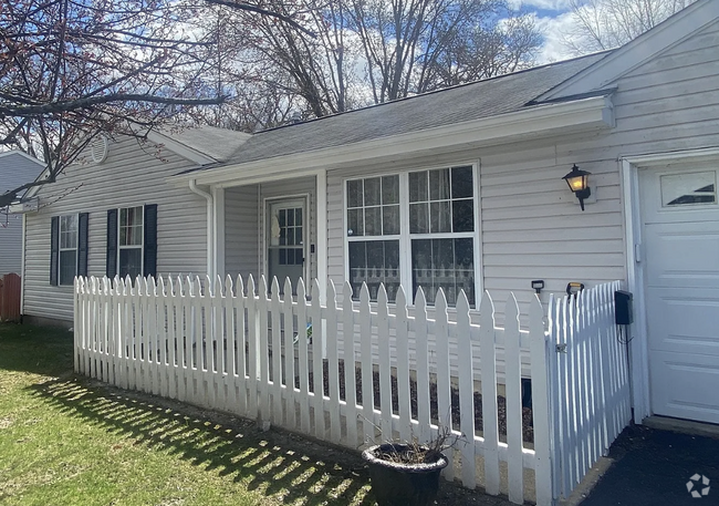 Building Photo - 821 Dartmouth Dr