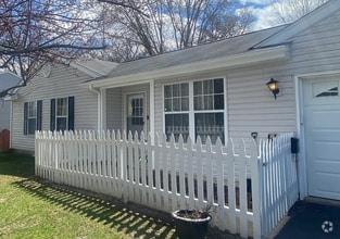 Building Photo - 821 Dartmouth Dr
