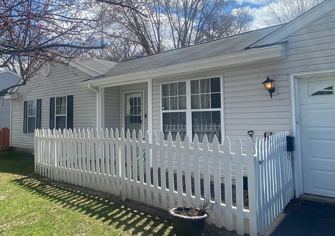 Primary Photo - 821 Dartmouth Dr