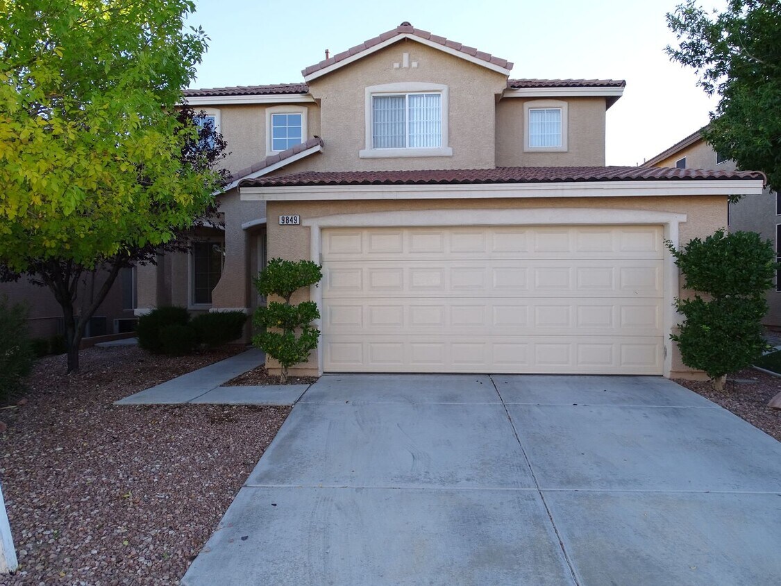 Foto principal - 4 Bedroom Home In Gated Community