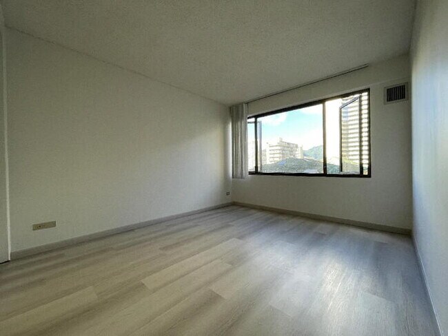 Building Photo - FOUR PADDLE 1/1/1 sec, central A/C, W/D, l...