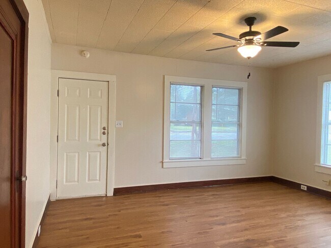 Building Photo - CUTE 2 BEDROOM