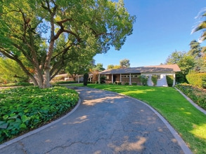 Building Photo - 942 S Park Cir Dr