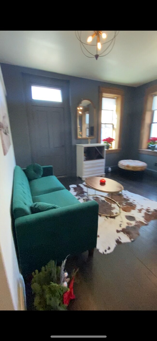 Building Photo - 1720 Pleasant St