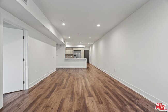Building Photo - 129 S Kings Rd