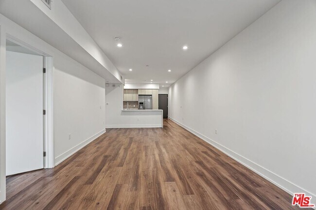 Building Photo - 129 S Kings Rd