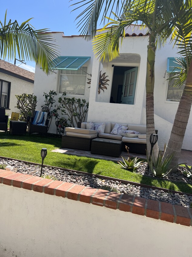 Outdoor sitting area - 348 30th St