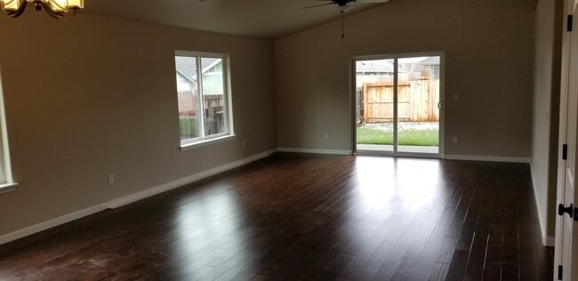 Building Photo - Redwood Area, Cul-de-sac Home close to Med...