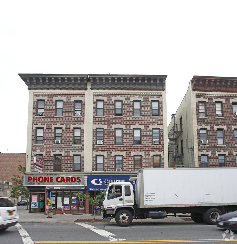 Foto del edificio - 68-05 Fresh Pond Rd