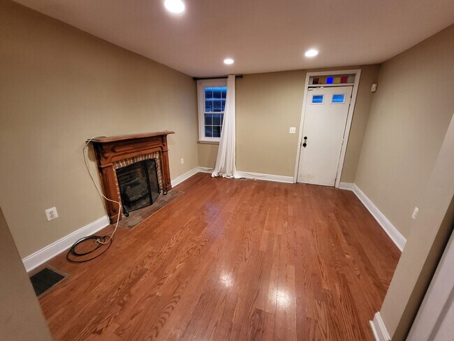 Building Photo - 3 Bed/2 bath (1/2 OFF 1st Months Rent!)