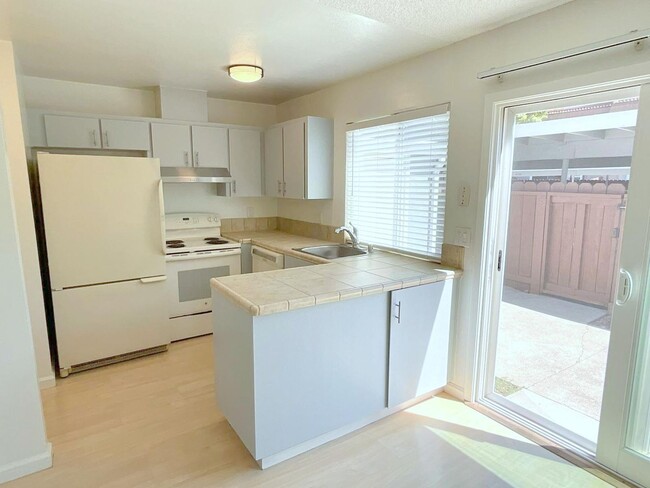 Building Photo - Clean & Shiny Las Positas Gardens Townhome...