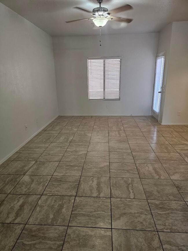 Building Photo - 814 W Cholla St