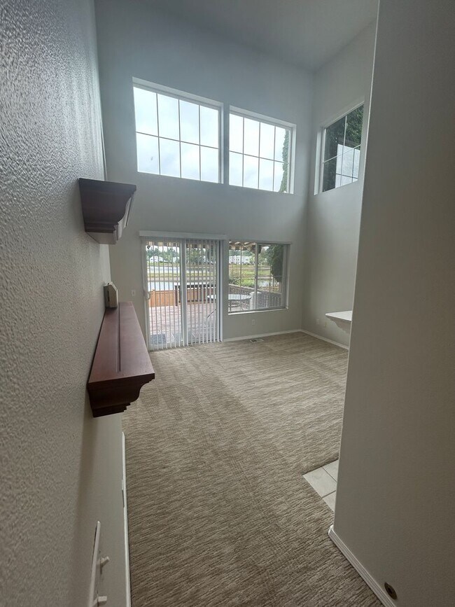 Foto del edificio - 3 Bed, 2.5 bath Kent house w/2-car garage ...
