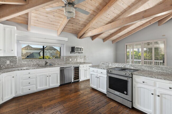 Building Photo - !!+ THIS 3BED/3BATH IN LA JOLLA IS MINUTES...