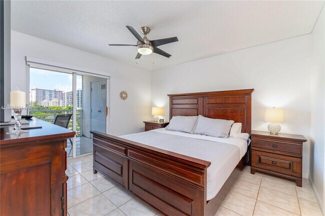 Foto del edificio - 17801 N Bay Rd