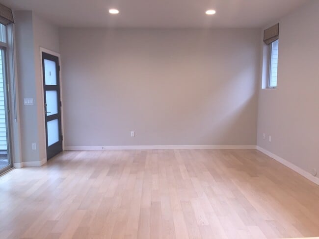 Building Photo - Contemporary Townhouse Just Minutes to Eve...