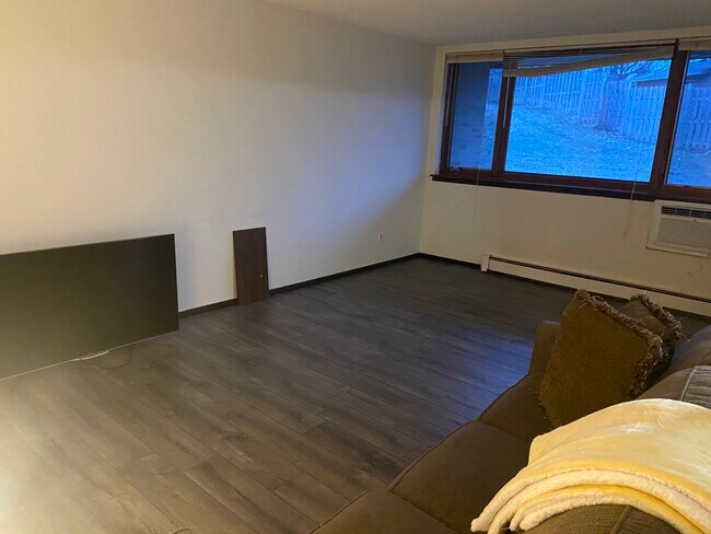 Building Photo - 366 Elton Hills Dr NW