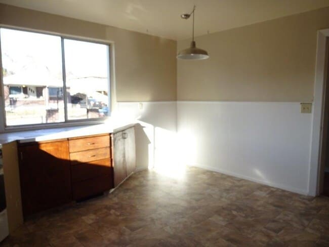 Building Photo - 352 Hampton/Blair - 3 PLEX