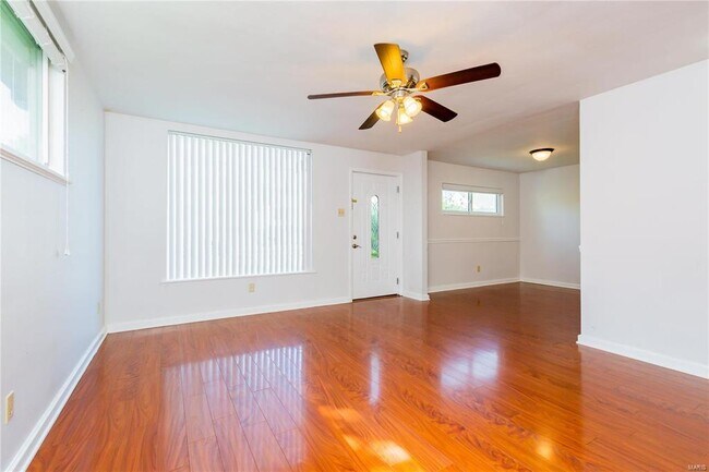 Foto del edificio - 5935 Victoria Ave