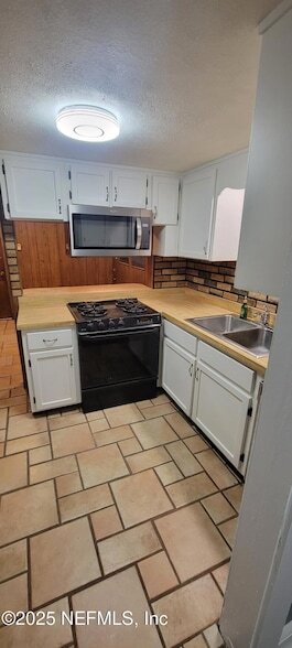 Foto del edificio - 1243 W 29th St
