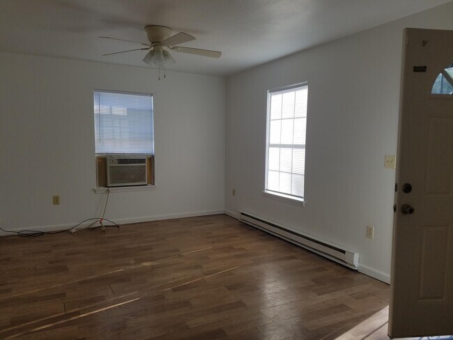 Building Photo - 812 Staunton Ave NW