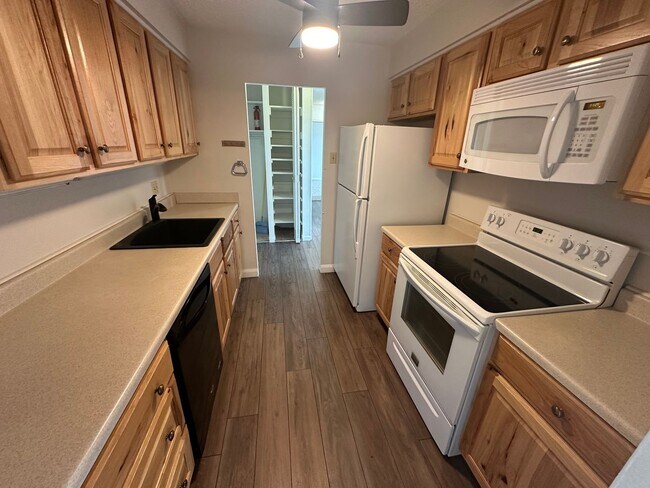 Building Photo - Fantastic 2 Bed, 2 Bath Condo
