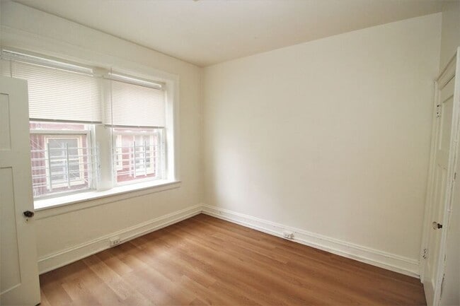 Building Photo - 6 E Read St