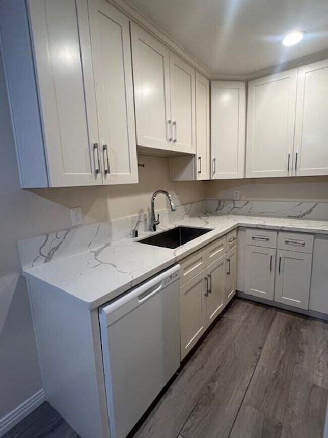 Foto del edificio - 4905-4907 Douvan Court